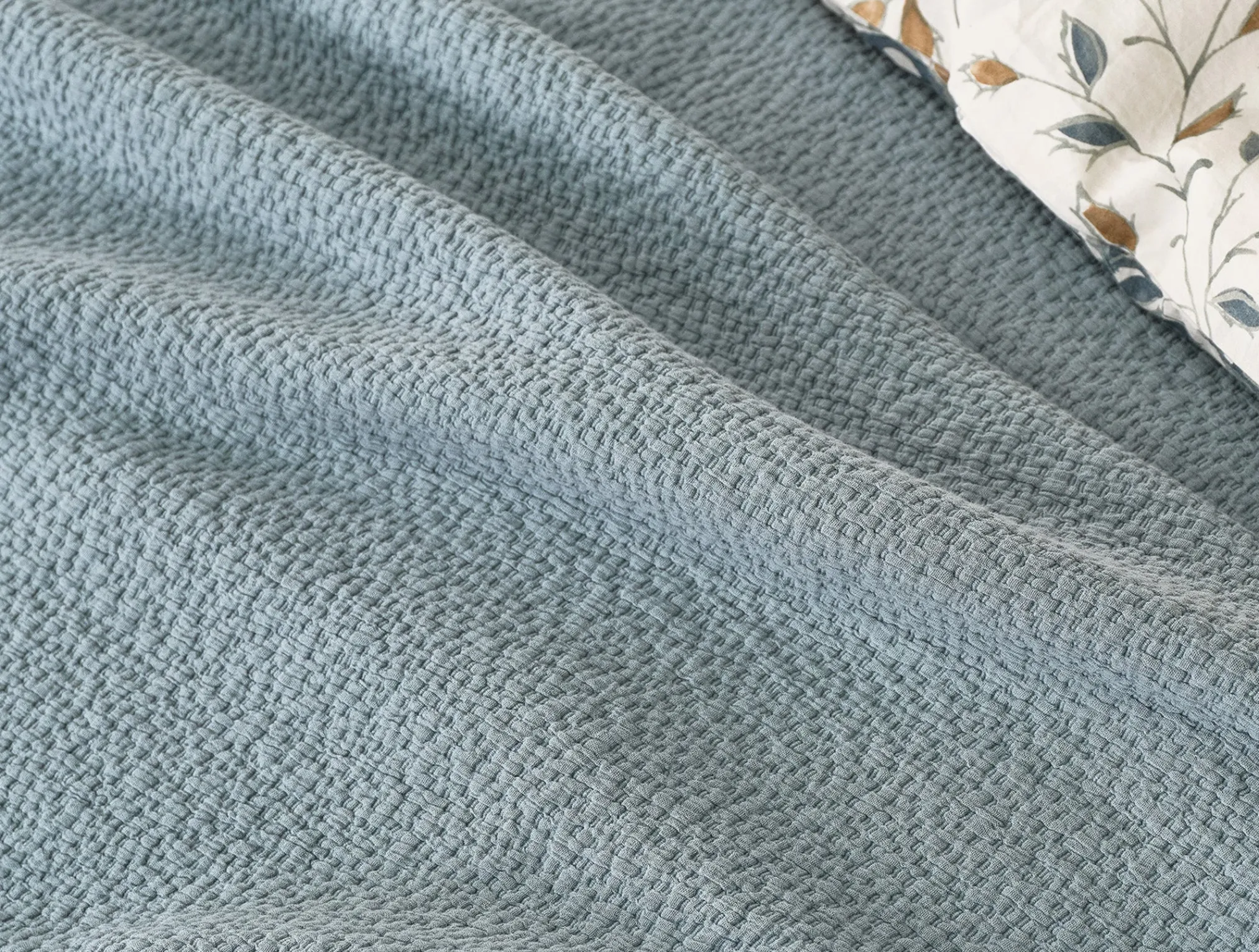 Coyuchi Cascade Organic Matelasse Blanket< Bed Blankets