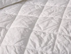 Coyuchi Diamond-Stitched Organic Cotton Comforter< Quilts + Comforters|Quilts + Comforters