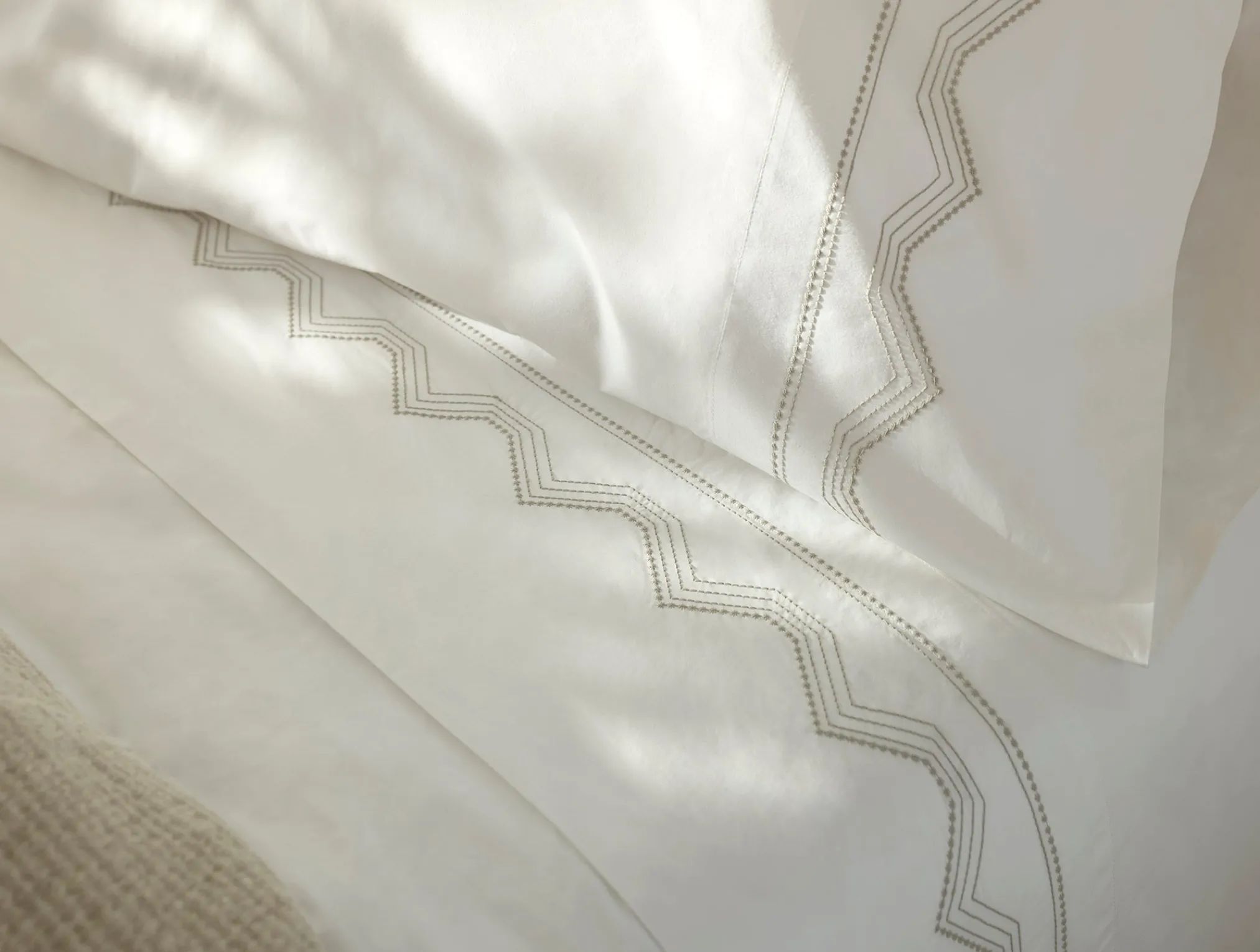 Coyuchi Vista Embroidered Organic Percale Sheet Set< Sheet Sets|Sheet Sets